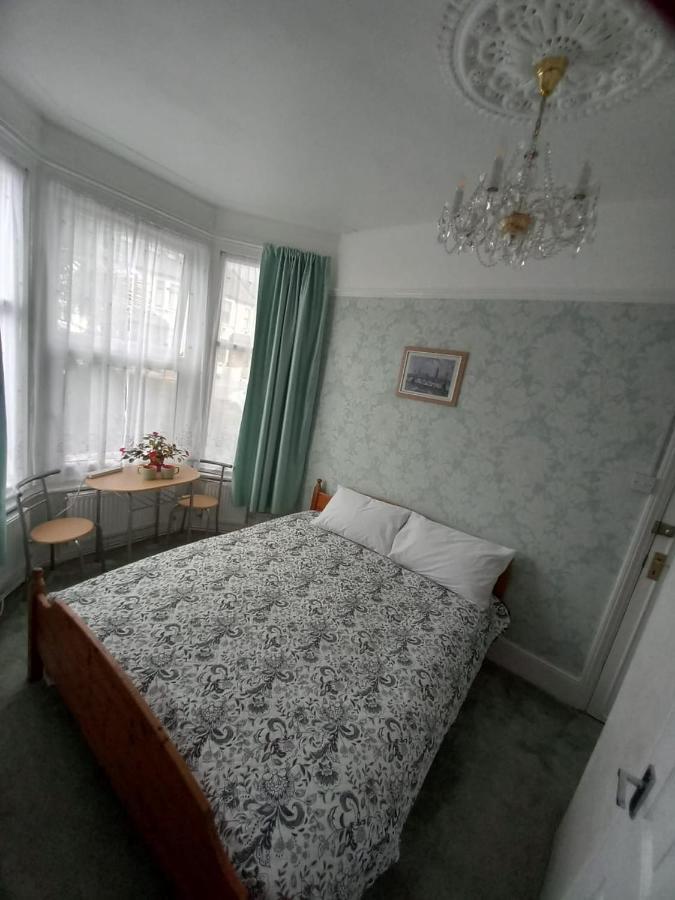 Mari London Room For Holiday Ilford Exterior photo