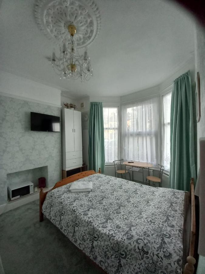 Mari London Room For Holiday Ilford Exterior photo